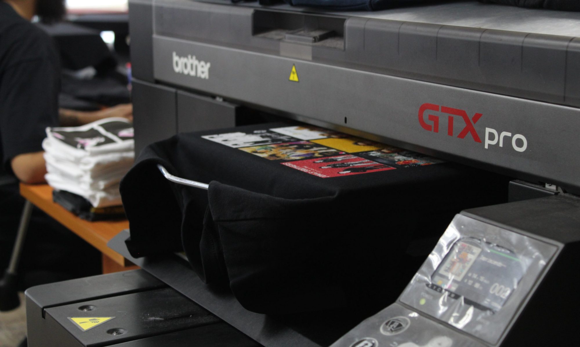 Imagen de impresora brother gtx pro con una polera